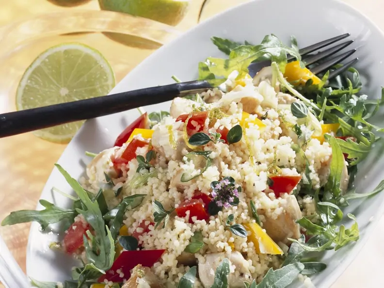 Couscoussalat mit Hähnchen und Rucola