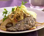 Leber vom Kalb mit Äpfeln, Zwiebeln und Püree