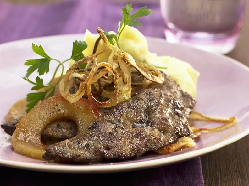 Leber vom Kalb mit Äpfeln, Zwiebeln und Püree