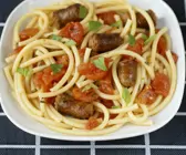 Nudeln mit Bratwürsteln und Tomaten