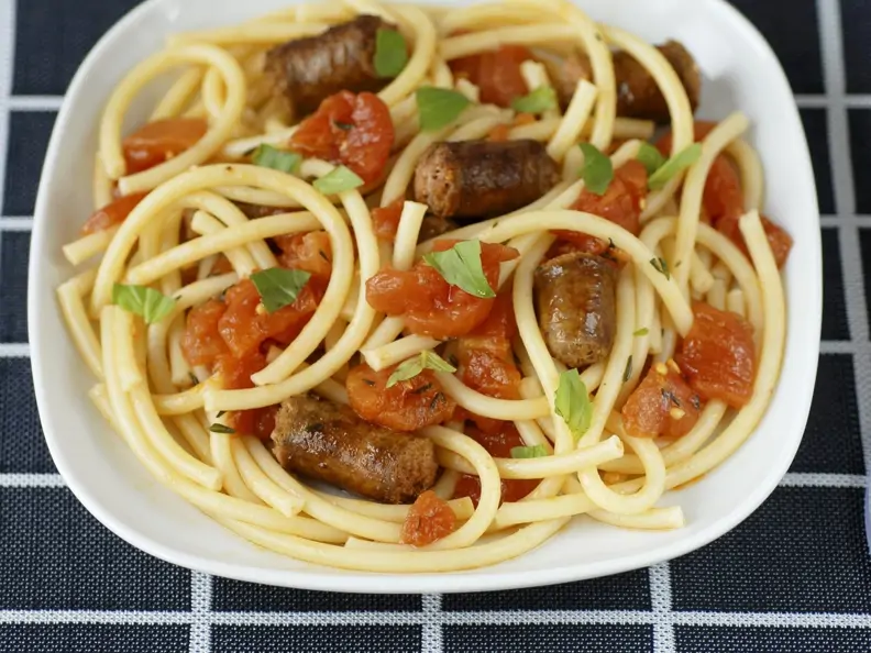 Nudeln mit Bratwürsteln und Tomaten
