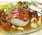 Kabeljau im Chorizo-Mantel mit Tomaten, Knoblauch und Zwiebeln
