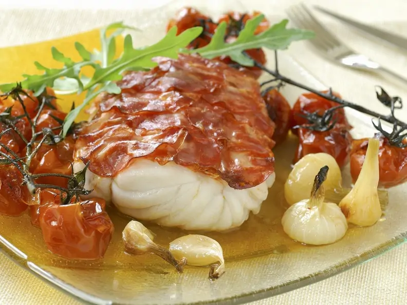 Kabeljau im Chorizo-Mantel mit Tomaten, Knoblauch und Zwiebeln