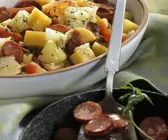 Eintopf aus Steckrüben und Weißkohl dazu Mettwürste