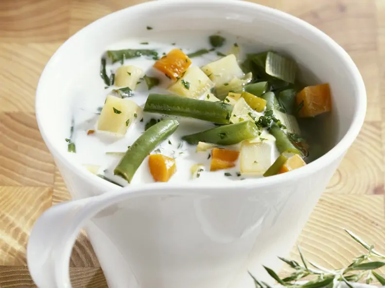 Bohnen-Gemüsesuppe mit Rahm