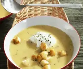 Cremige Steckrübensuppe mit Weißbrotwürfeln