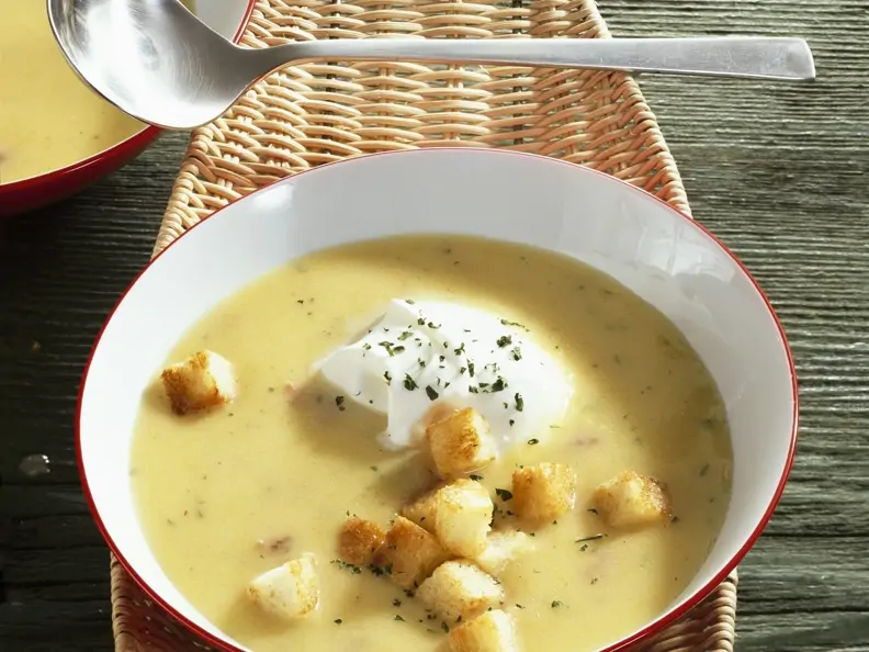 Cremige Steckrübensuppe mit Weißbrotwürfeln