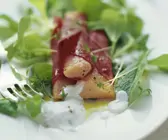 Lachsforellen im Rote-Bete-Wickel mit Rapunzelsalat
