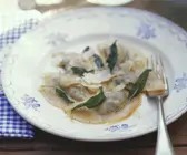 Gefüllte Nudeln mit Parmesan und Salbeibutter