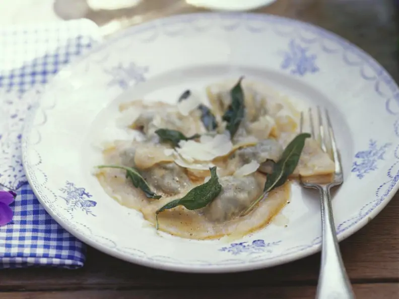 Gefüllte Nudeln mit Parmesan und Salbeibutter
