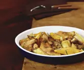 Gebratenes Hähnchen mit Kartoffeln und Kürbis
