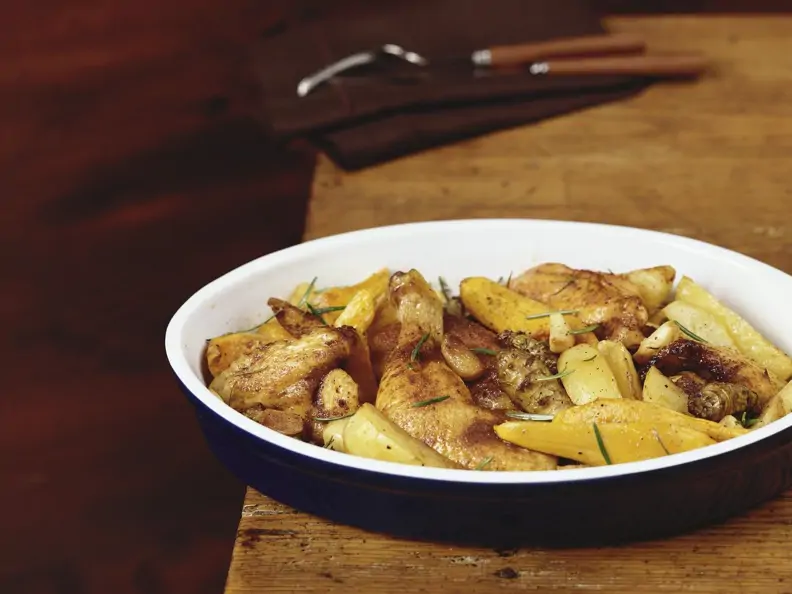Gebratenes Hähnchen mit Kartoffeln und Kürbis