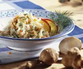 Salat mit Topinambur, Äpfeln und Walnusskernen