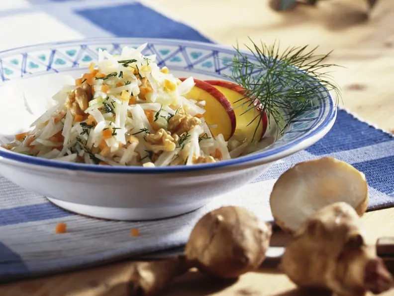 Salat mit Topinambur, Äpfeln und Walnusskernen