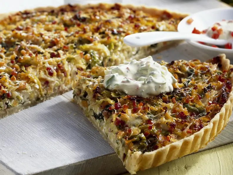 Wirsing-Tarte mit Kressejoghurt