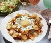 Gebratene Kartoffeln mit Spiegelei und grünem Salat