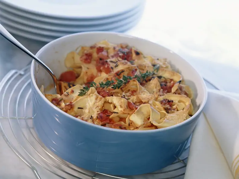 Nudelauflauf mit Käse und Tomaten