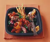 Schweinemedaillons vom Grill mit Gemüse und Orangen
