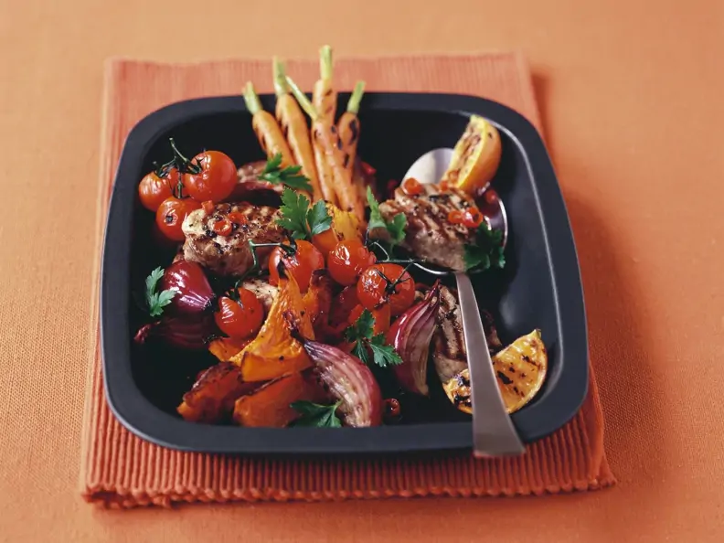 Schweinemedaillons vom Grill mit Gemüse und Orangen
