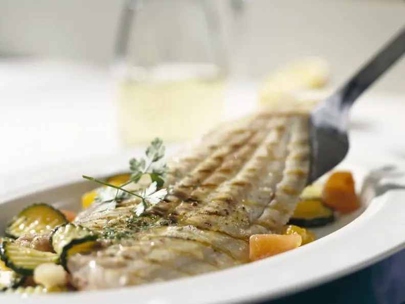 Seezunge vom Grill mit Zucchini und Tomaten