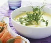 Kartoffelsuppe mit geräuchertem Lachs und Apfernäpfeln
