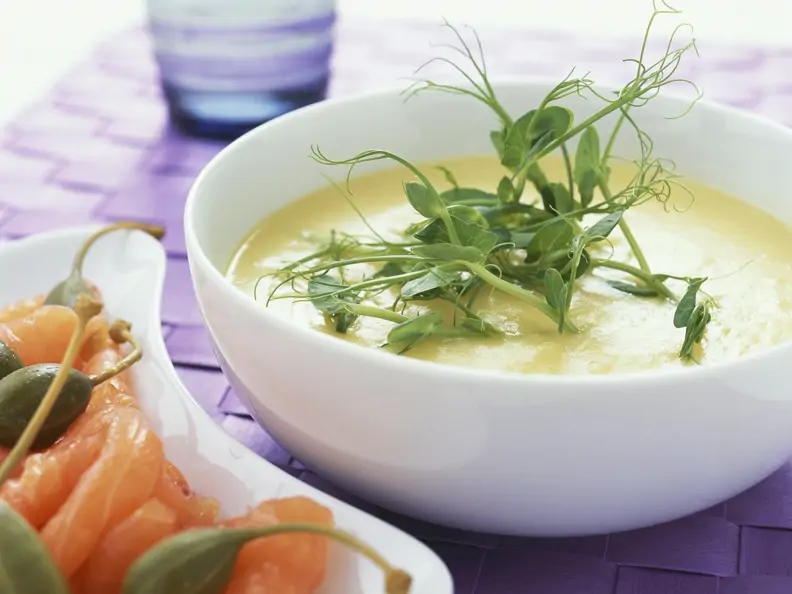 Kartoffelsuppe mit geräuchertem Lachs und Apfernäpfeln