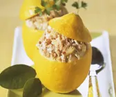 Zitronen mit Thunfischcreme gefüllt