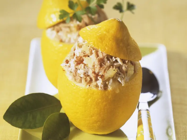 Zitronen mit Thunfischcreme gefüllt