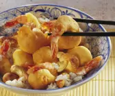 Garnelen im Backteig mit Cashews und Reis