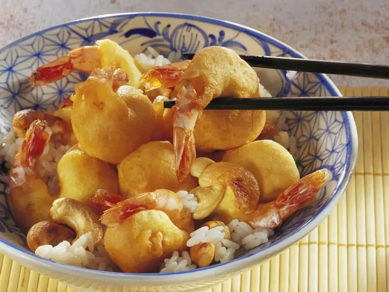 Garnelen im Backteig mit Cashews und Reis