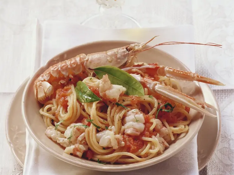 Spaghetti mit Garnelen und Tomatensoße