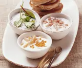 Vollkorn-Blinis mit verschiedenen Joghurtdips