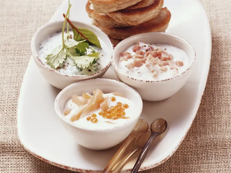 Vollkorn-Blinis mit verschiedenen Joghurtdips