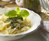 Nudeln mit Basilikumpesto