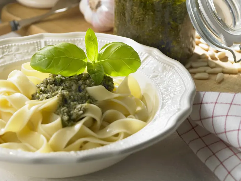 Nudeln mit Basilikumpesto