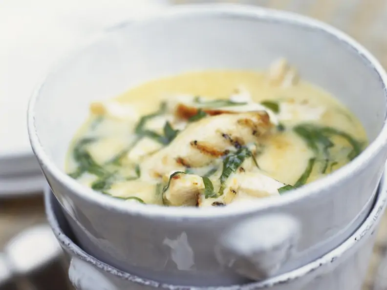 Hähnchen-Kokossuppe mit Ingwer