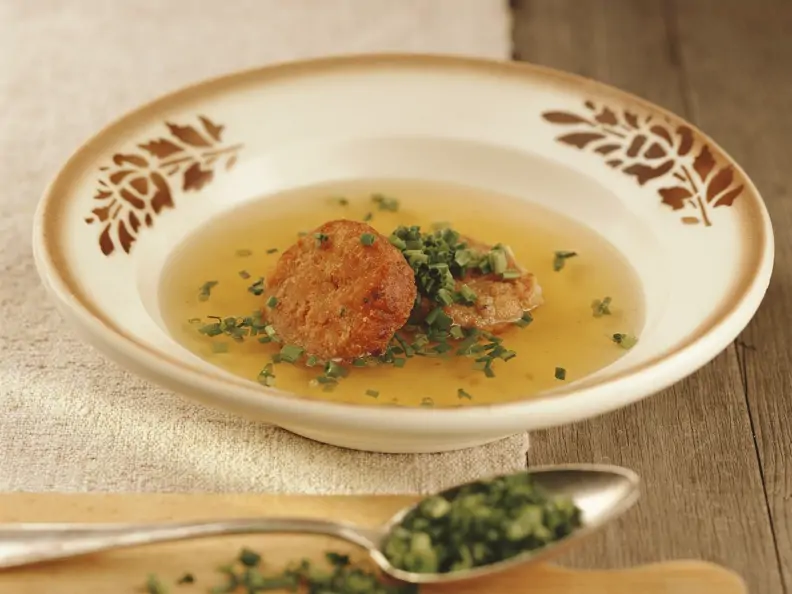 Brennnesselbrühe mit Käsetalern (Kaspressknödel)