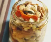 Marinierte weiße Bohnen mit Peperoni