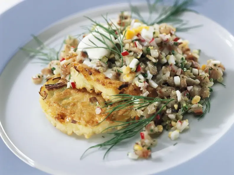 Matjestatar auf Kartoffelpuffern