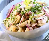 Staudenselleriesalat mit Äpfeln und roten Zwiebeln