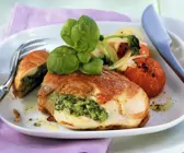 Hähnchenbrustfilet mit Füllung aus Kräuterbutter, Käse und Schinken