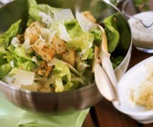 Salat mit Parmesan und Croutons