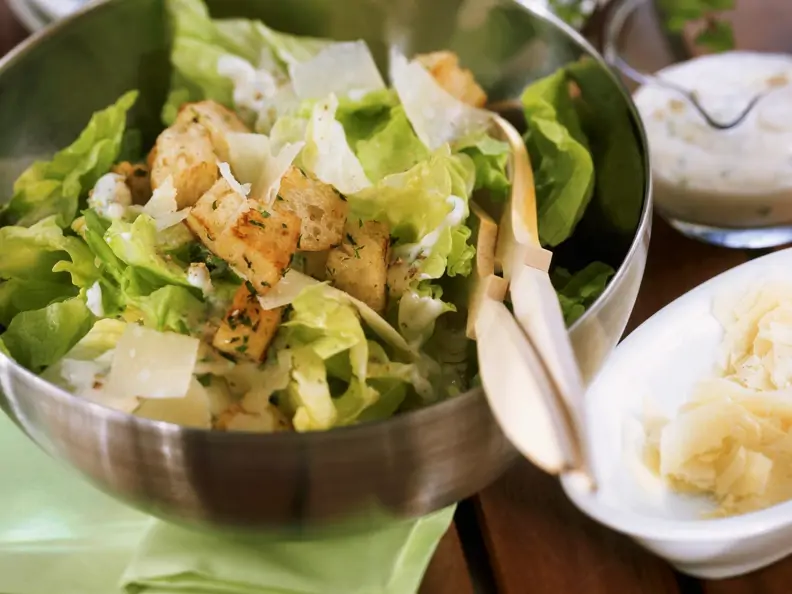 Salat mit Parmesan und Croutons