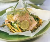 Lachsforellenfilet mit Gemüse im Backpapier