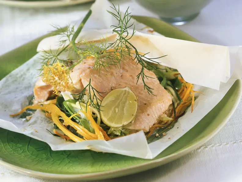 Lachsforellenfilet mit Gemüse im Backpapier