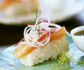 Sushi mit Lachs und Rettich
