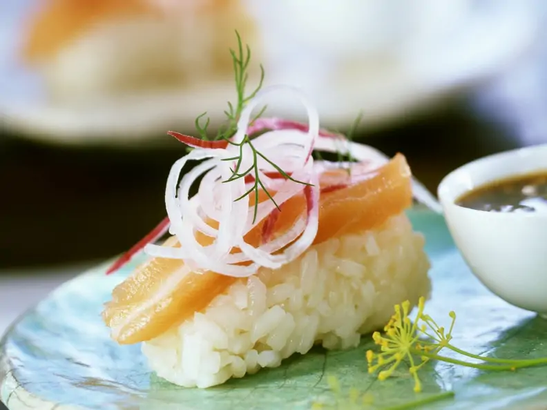Sushi mit Lachs und Rettich