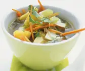 Bunte Gemüsesuppe in hellgrüner Schale