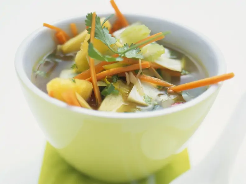 Bunte Gemüsesuppe in hellgrüner Schale