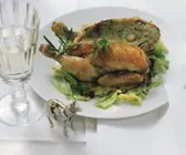 Gefülltes junges Hähnchen auf Wirsinggemüse